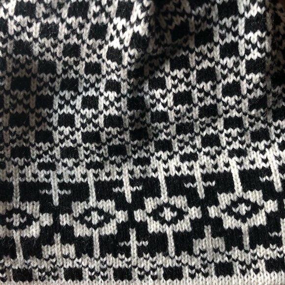 ➕ADD-ON➕ Joe Fresh Pom Beanie Hat - Picture 2 of 4